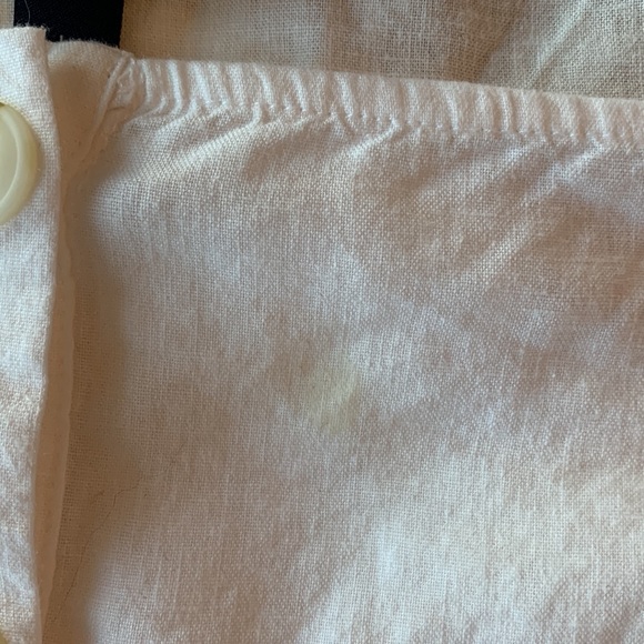 White top w/ buttons - Picture 3 of 4